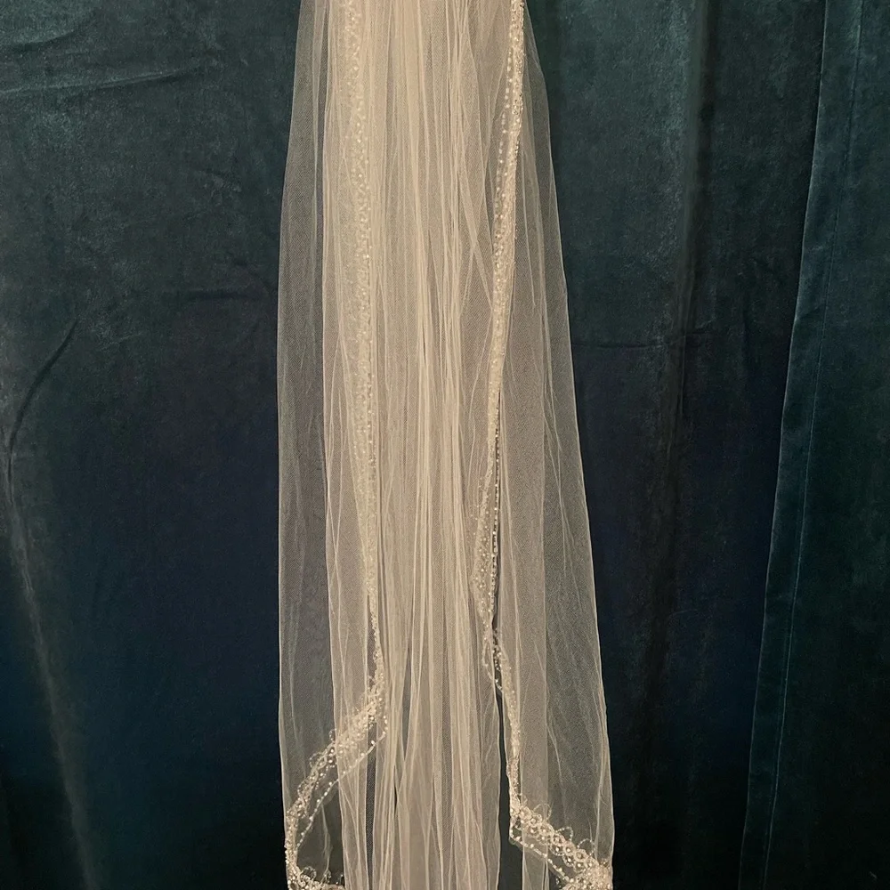 David's Bridal White Single-Tier Bridal Veil with Scalloped Lace Edge - Picture 6 of 6